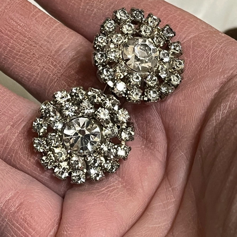 Gorgeous Rhinestones Screw Back Vintage Earrings - Picture 7 of 9